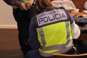 Policía Nacional detiene a dos personas por estafar más de 800.000 euros a través de Internet